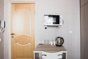 Allergiatestatut vuodevaatteet, tallelokero huoneessa, työpöytä