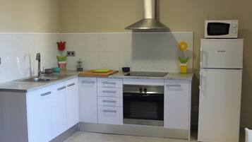 Een koelkast, een microgolfoven, een oven, een kookplaat