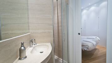 SĂšche-cheveux, serviettes fournies, savon, papier toilette