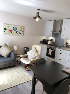 Doppelzimmer zur Einzelnutzung | Wohnbereich | 40-Zoll-Flachbildfernseher mit Digitalempfang, Smart-TV