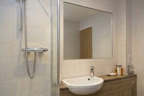 Habitación doble de uso individual | Baño | Ducha y bañera combinadas y artículos de higiene personal gratuitos