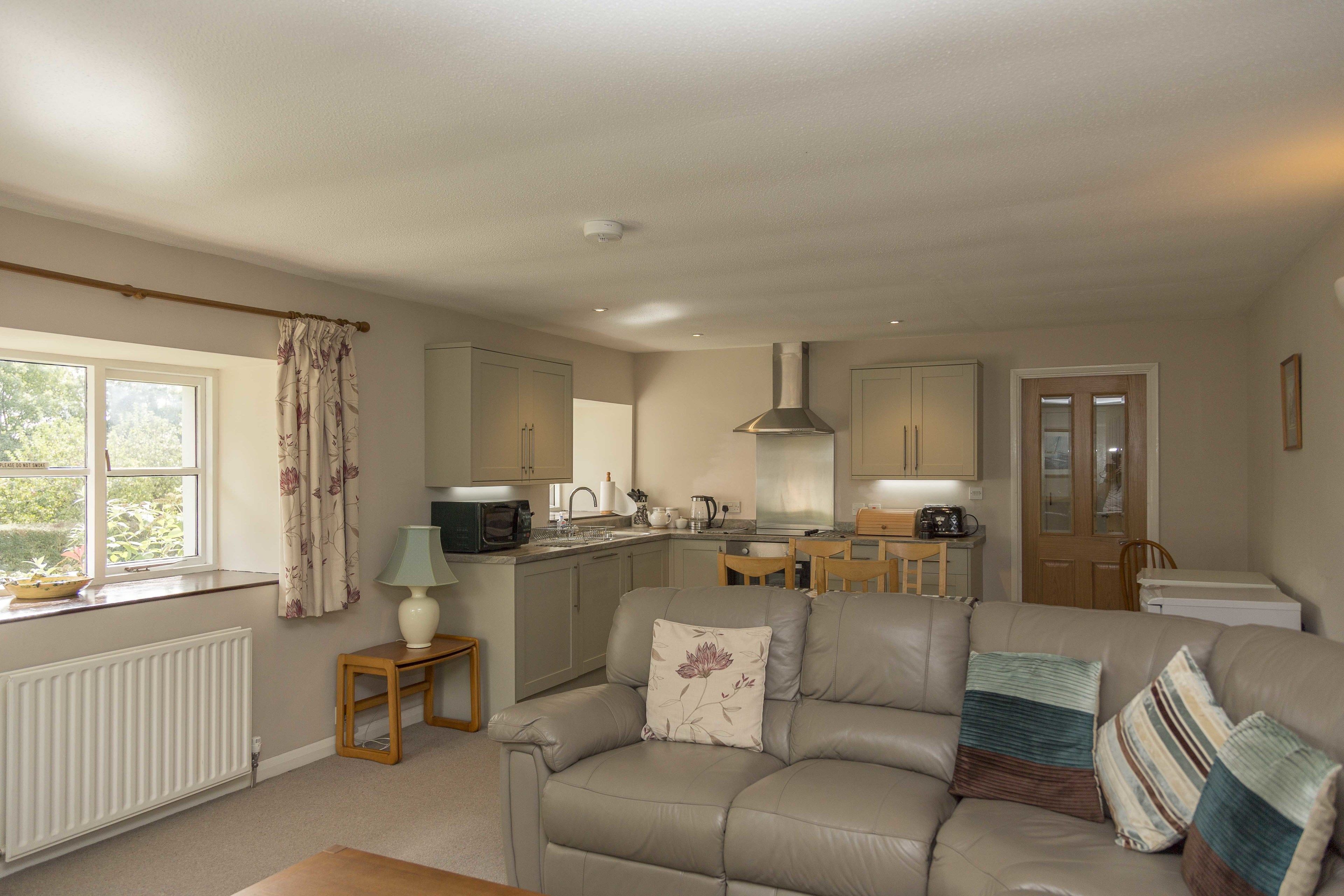 Vine Cottage | Living area | 40-inch flat-screen TV with digital channels, Smart TV