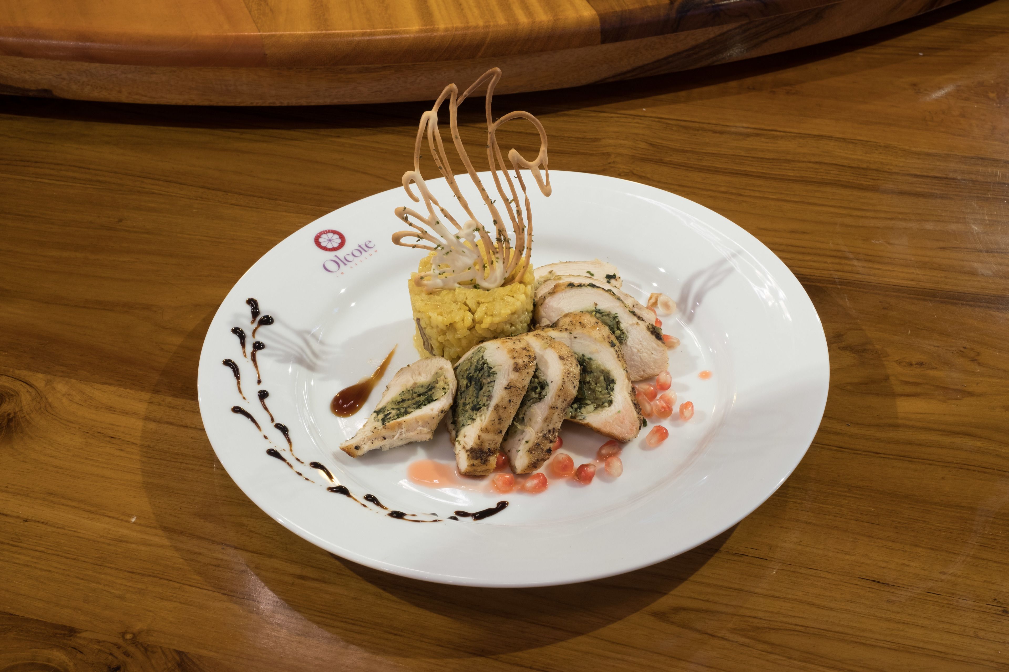 Une assiette blanche avec un morceau de nourriture posée sur une table en bois.