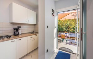 KĂŒhlschrank, Herdplatte, Wasserkocher mit Kaffee-/Teezubehör
