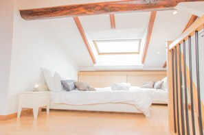 2 bedrooms, iron/ironing board, travel cot, free WiFi - SunlightProperties LEGEND: 2 Bedroom Rental, near Beach with balcony & AC (Nice)