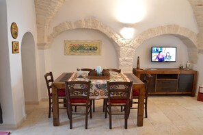 Casa tradicional, 2 habitaciones | Servicio de comidas en la habitación