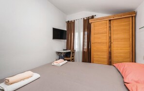 3 bedrooms, in-room safe, free WiFi, bed sheets - Gorgeous home in Vele Mune (Vele Mune)
