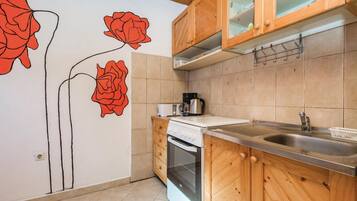 Fridge, stovetop, coffee/tea maker