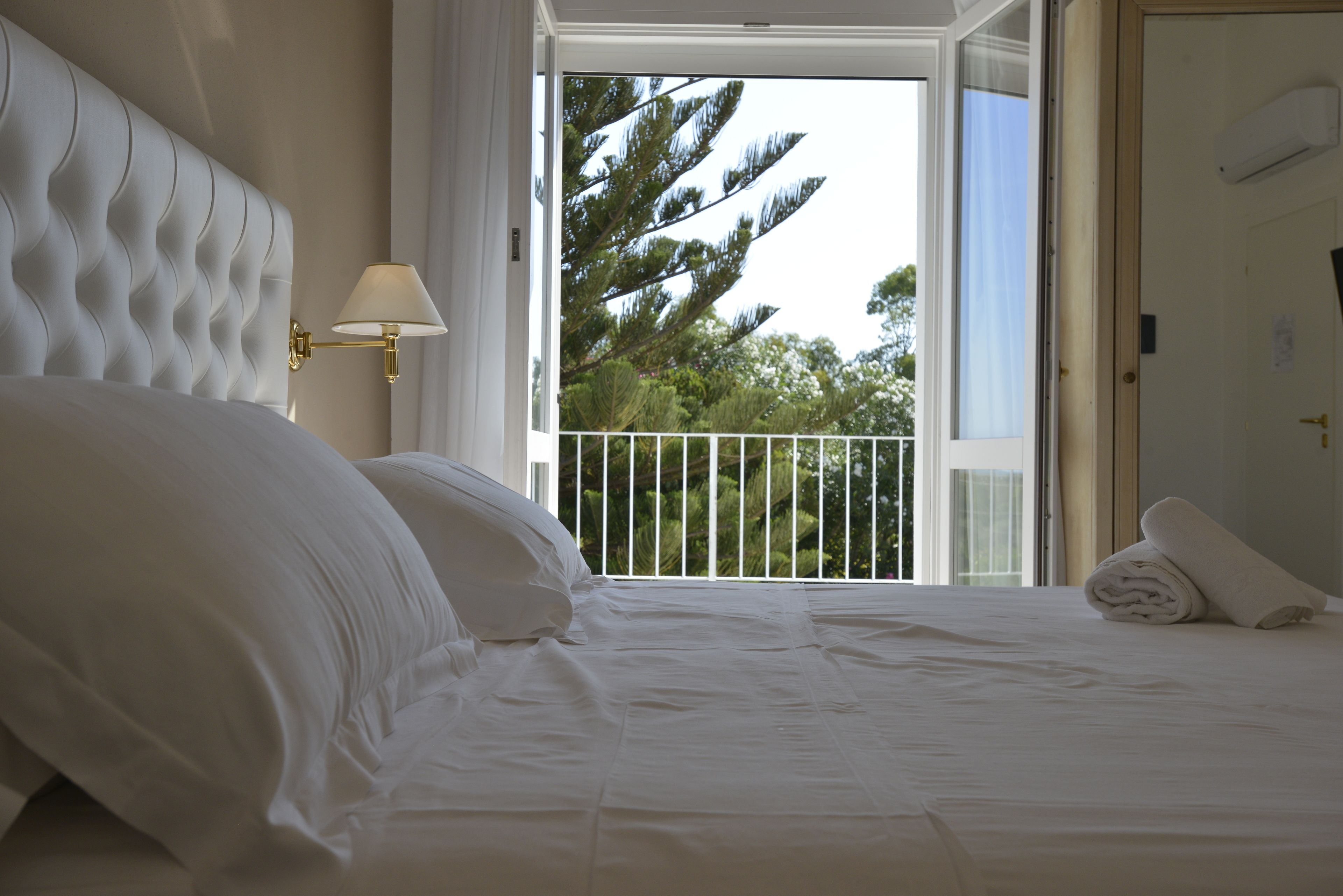 Minibar, caja fuerte, mobiliario individual y escritorio