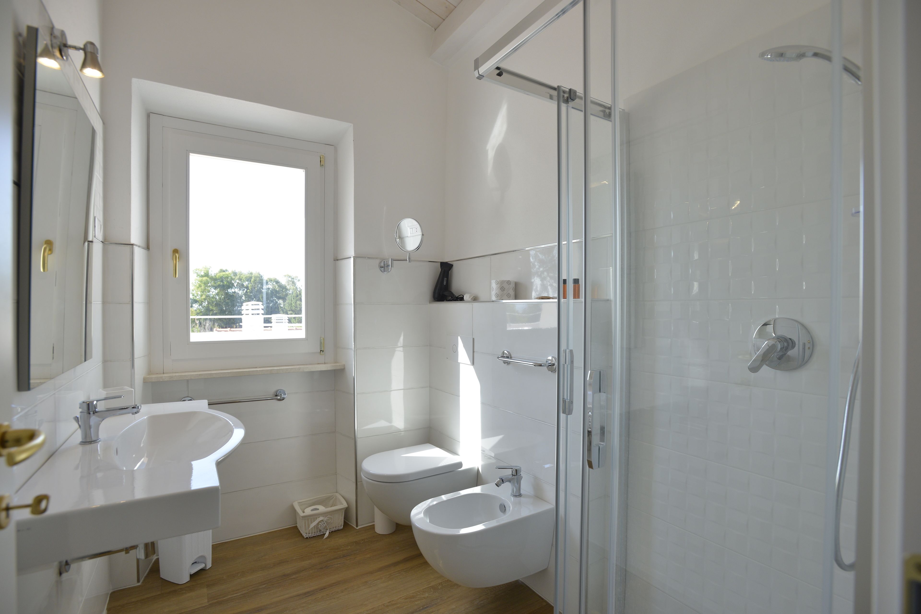 Camera tripla, terrazzo | Bagno | Doccia, soffione a pioggia, bidet, asciugamani