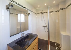 Een douche, een haardroger, handdoeken, zeep