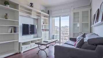 Apartament bàsic, 3 dormitoris, no fumadors, balcó | Sala d'estar | Televisor de pantalla plana