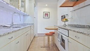 Basic Apart Daire, 3 Yatak Odası, Sigara İçilmez, Balkon | Özel mutfak | Kahve/çay makinesi, tam boy buzdolabı, mikrodalga fırın, fırın 