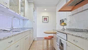 Apartament bàsic, 3 dormitoris, no fumadors, balcó | Cuina privada | Frigorífic gran, microones, forn i placa de cuina