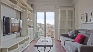 Appartement, 3 chambres, non-fumeurs, balcon | Salle de séjour | Télévision à écran plat