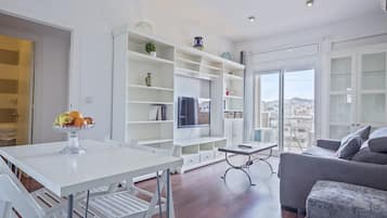 Apartament bàsic, 3 dormitoris, no fumadors, balcó | Sala d'estar | Televisor de pantalla plana