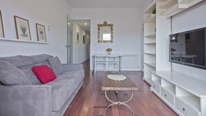 Basic Apart Daire, 3 Yatak Odası, Sigara İçilmez, Balkon | Oturma odası | Düz ekran televizyon 