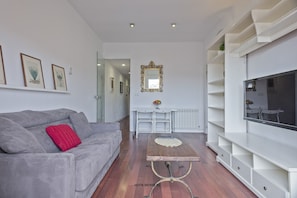 Basic Apartment, 3 Bedrooms, Non Smoking, Balcony | Living room | Flat-screen TV - Alcam Augusta (Barcelona)