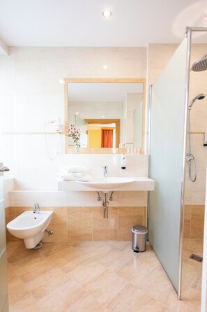 Quarto casal básico | Banheiro | Chuveiro, produtos de toalete grátis, secador de cabelo 