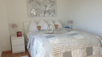 Apartamento conforto, 1 quarto | Cofres nos quartos, individualmente decorados