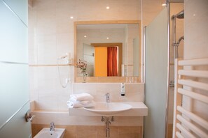 Basic Double Room | Bathroom | Shower, free toiletries, hair dryer, towels - Bed & Breakfast Mittelkärnten (Althofen)