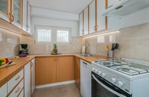 Réfrigérateur, micro-ondes, plaque de cuisson, lave-vaisselle