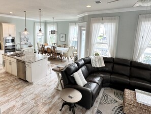 House, 4 Bedrooms | Living area