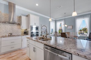 House, 4 Bedrooms | Private kitchen