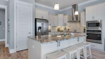 Refrigerador, horno, cafetera/tetera, tostadora