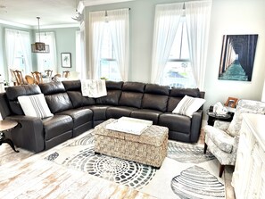House, 4 Bedrooms | Living area | Smart TV