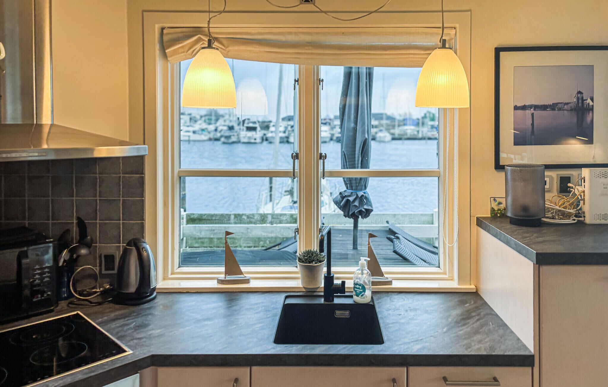 Refrigerador, placa de cocina, lavavajillas, cafetera/tetera