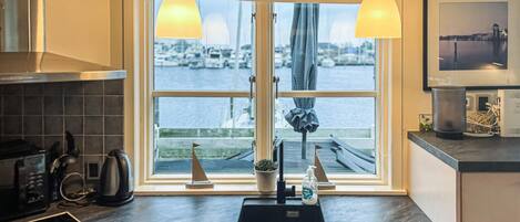 Refrigerador, placa de cocina, lavavajillas, cafetera/tetera