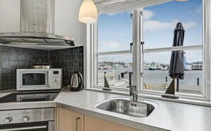 Frigorifero, piano cottura, lavastoviglie, macchina per tè/caffè