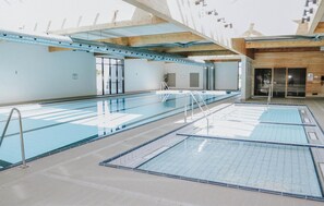 Una piscina cubierta
