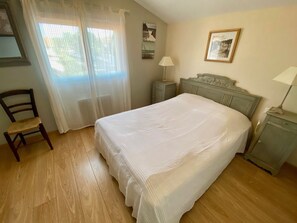 4 bedrooms, iron/ironing board, WiFi, bed sheets - comfortable house in Lacanau Ocean, everything in walking distance (Lacanau)