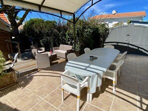 Outdoor dining - comfortable house in Lacanau Ocean, everything in walking distance (Lacanau)