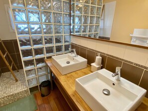 Shower, hair dryer, towels, soap - comfortable house in Lacanau Ocean, everything in walking distance (Lacanau)