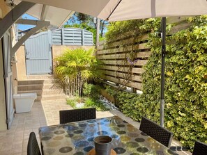 Outdoor dining - comfortable house in Lacanau Ocean, everything in walking distance (Lacanau)