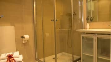 City Apartment, 2 Bedrooms, Balcony | Bathroom shower