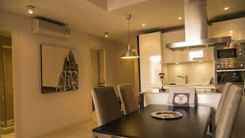 City Apartment, 2 Bedrooms, Balcony | In-room dining