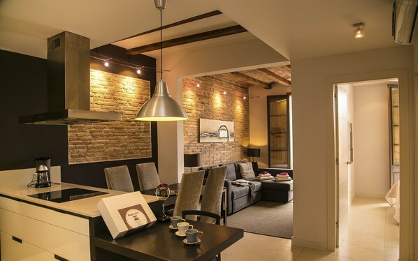 Appartement Ville, 2 chambres, balcon | Coin séjour