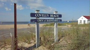 Schild für den Strand Covell's Beach in der Stadt Barnstable.