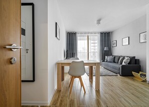 Comfort-Apartment, Nichtraucher, Stadtblick | Wohnzimmer | Flachbildfernseher