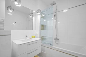 Comfort Apartment, Non Smoking, City View | Bathroom shower