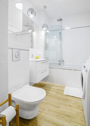 Appartement Confort, non-fumeur, vue sur la ville | Salle de bain | Douche cascade, articles de toilette (gratuits), séchoir à cheveux