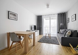 Apartamento Confort, no fumadores, vistas a la ciudad | Sala de estar | Una televisión de pantalla plana