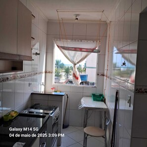 Geladeira, micro-ondas, cooktop, talheres/pratos/utensílios de cozinha