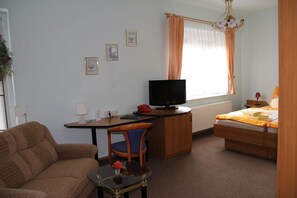 Double Room | Living area | Flat-screen TV - Hotel Parkschänke Zabeltitz (Grossenhain)