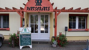 A building with a sign reading "Parkseilbahn" and a signboard with text. - Hotel Parkschänke Zabeltitz (Grossenhain)