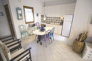 Refrigerador, microondas, horno y cafetera y tetera 